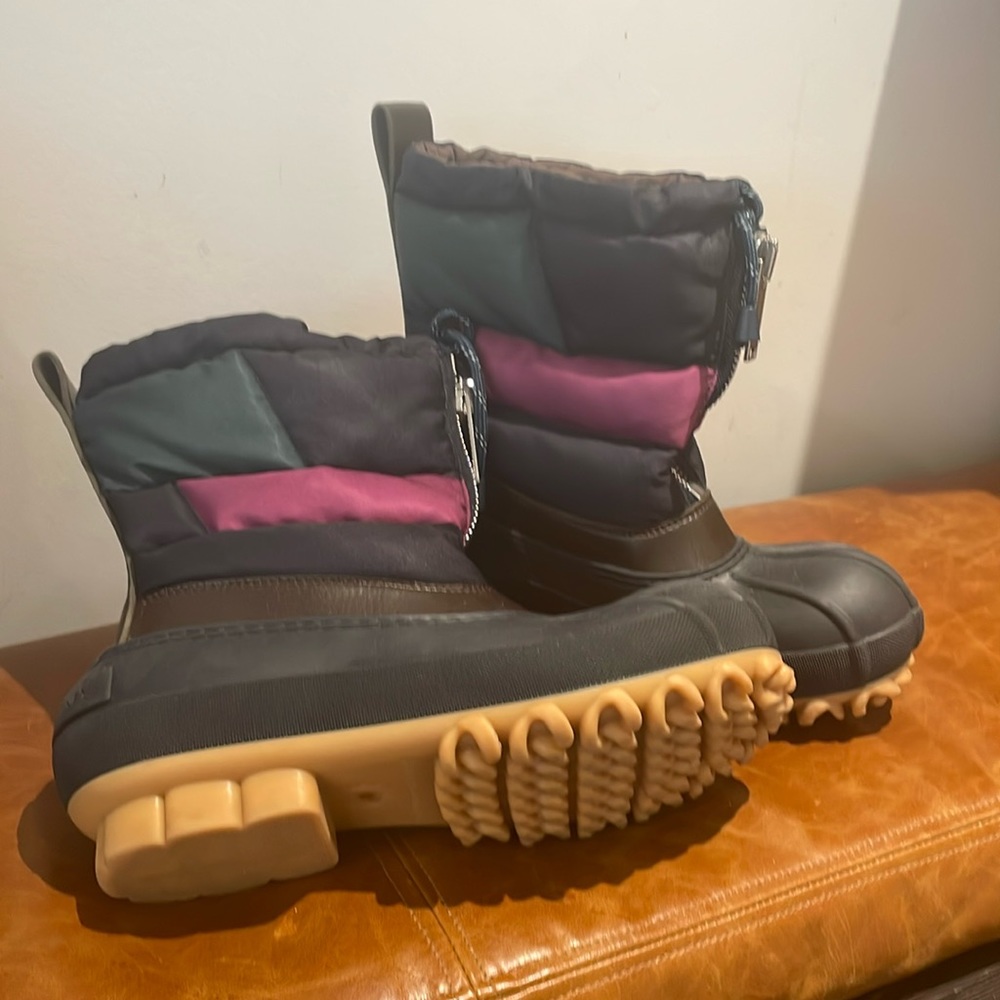 Stella McCartney vegan winter chain mail winter boots with fleece lining.